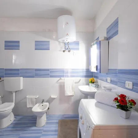 Holiday home Sunrise In With Private Parking And Air Conditioning