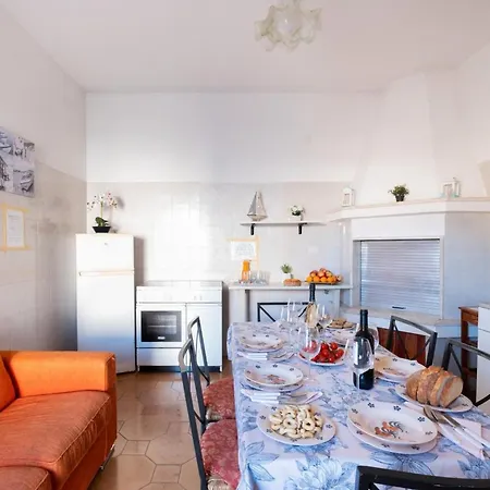 Holiday home Sunrise In With Private Parking And Air Conditioning