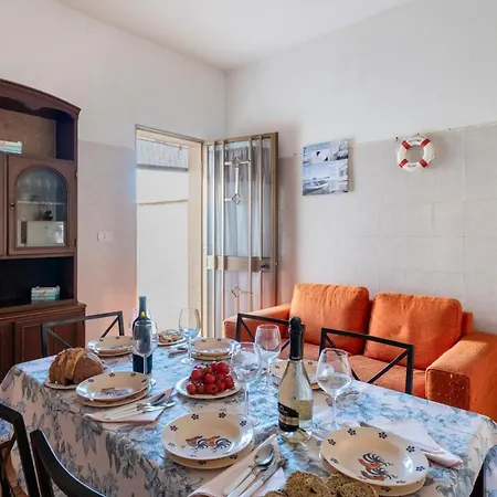 Holiday home Sunrise In With Private Parking And Air Conditioning