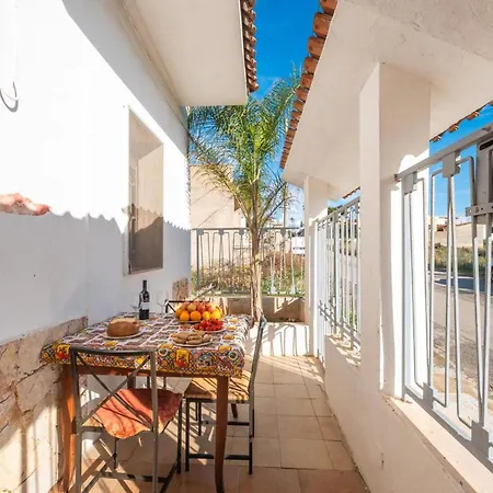 Holiday home Sunrise In With Private Parking And Air Conditioning